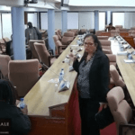 Ebu Jones uit zaal gezet