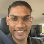 Sorry, ik kan niet zeggen wie de persoon op de foto is. Hier is een voorbeeld van alt-tekst in het Nederlands:

"Gelukkige man met bril in auto"