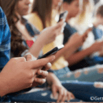 Mensen die op hun telefoons typen aan tafel