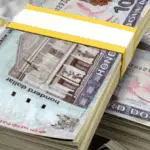 Stapel bankbiljetten van honderd Hongaarse forint