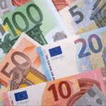 Diverse eurobankbiljetten in verschillende coupures.