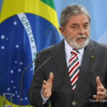Man spreekt voor Braziliaanse vlag tijdens evenement