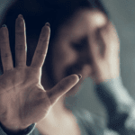 Vrouw weigert met handgebaar in emotionele situatie