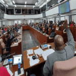 Politieke vergadering met deelnemers in vergaderzaal