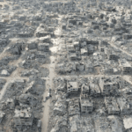 Verwoeste stad vanuit de lucht na bombardementen