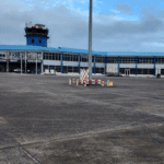 Vliegtuigterminal met blauwe dak en toren