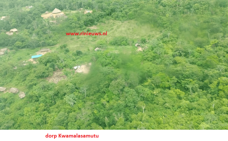 Luchtfoto van het dorp Kwamalasamutu bos