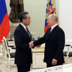 de Russische president Vladimir Poetin en de Chinese topdiplomaat Wang Yi in Moskou