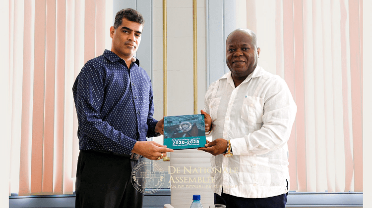 Ashwin Adhin neemt over van Marinus Bee