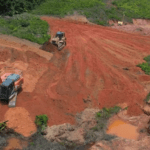 Aan de Afobakaweg tussen mast 102 en 103 wordt gewerkt aan het herstel van een verzakking