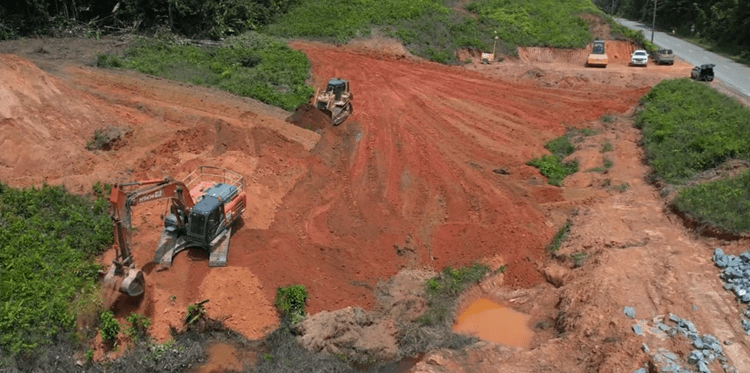Aan de Afobakaweg tussen mast 102 en 103 wordt gewerkt aan het herstel van een verzakking