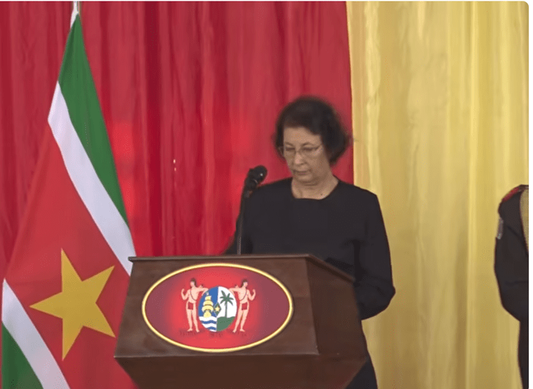 President Simons spreekt bij uitvaart Santokhi