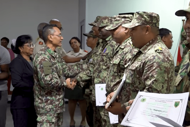 15 militairen behalen sergeant-majoor certificaat